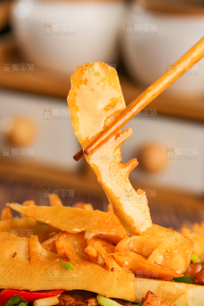 木底上的雷笋炒肉