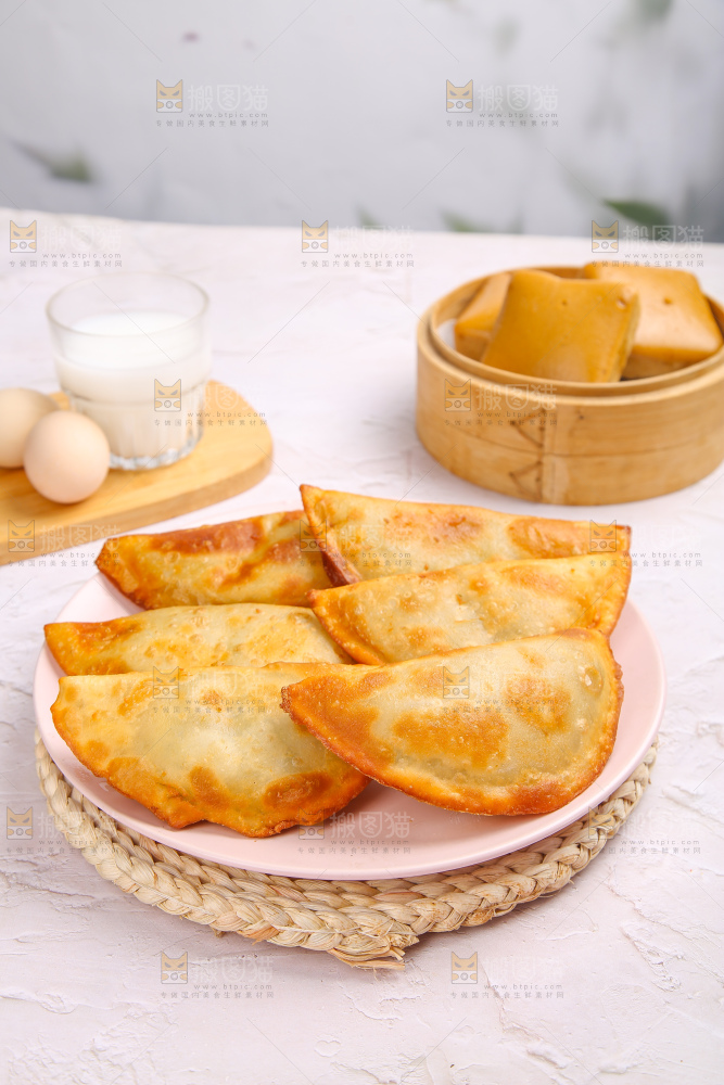 浅底上的脆皮菜饺