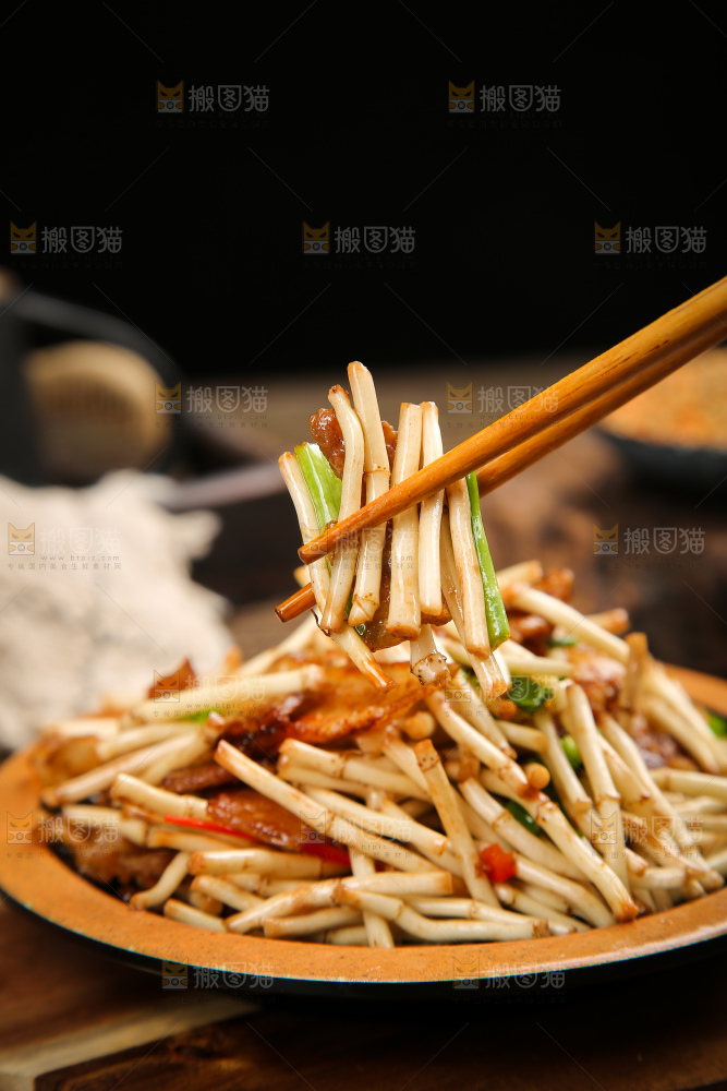 深底上的折耳根炒腊肉