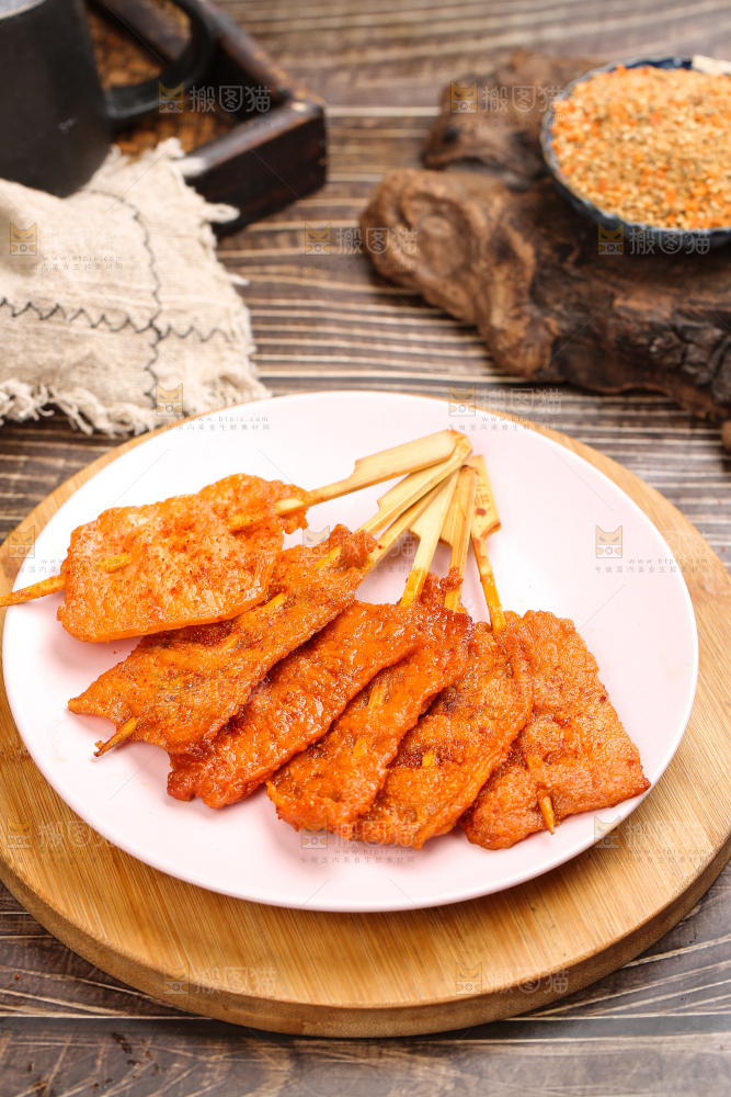 深底上的里脊肉串