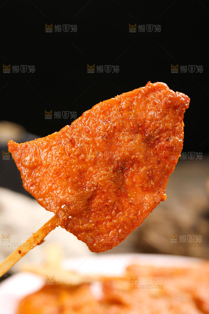 深底上的里脊肉串