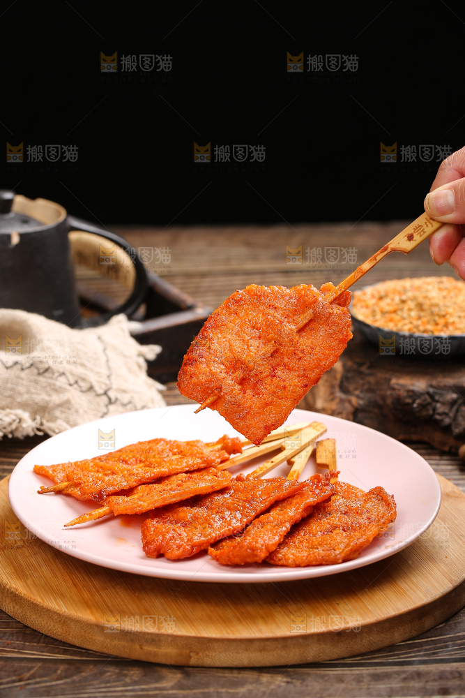 深底上的里脊肉串