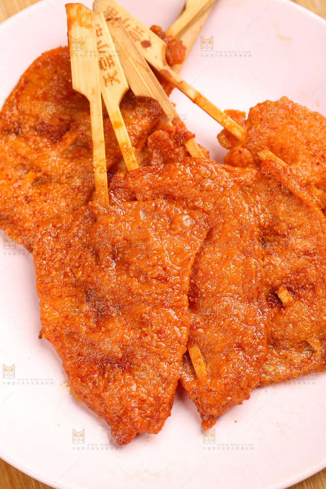 深底上的里脊肉串