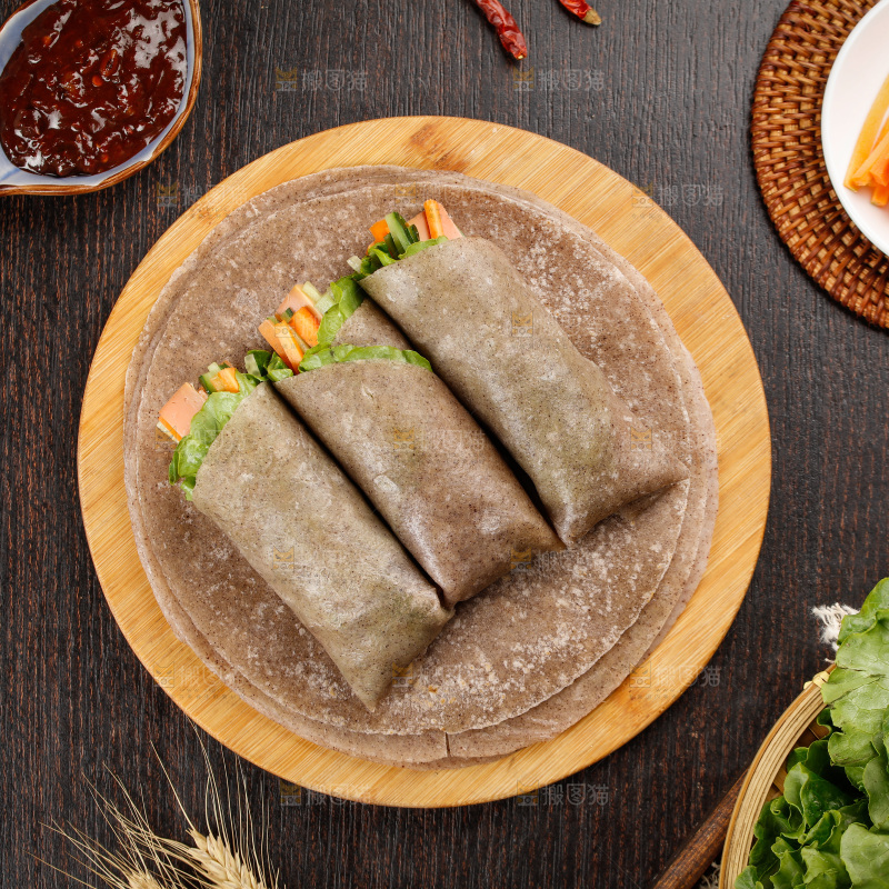 深底上的黑全麦卷饼