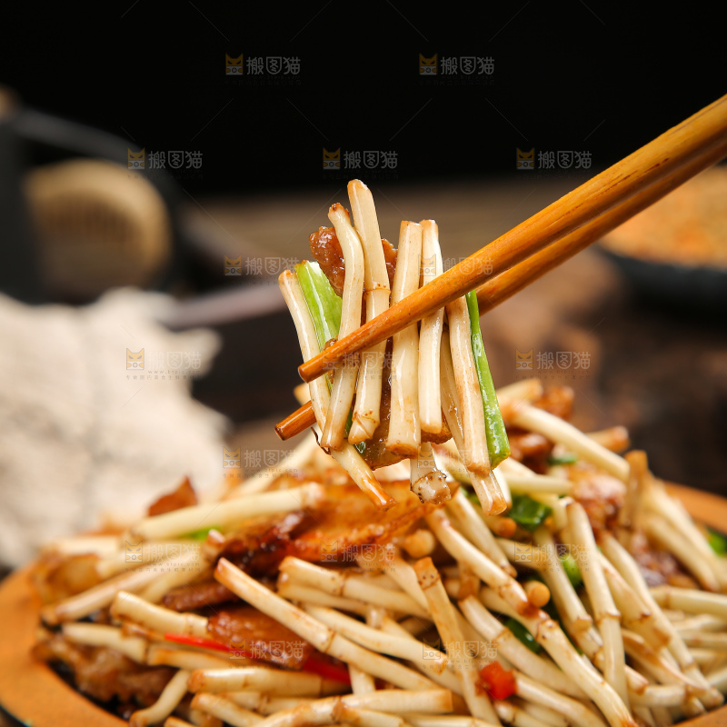 深底上的折耳根炒腊肉