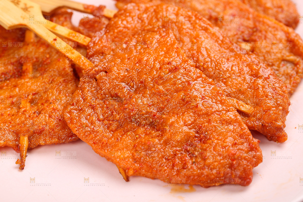 深底上的里脊肉串