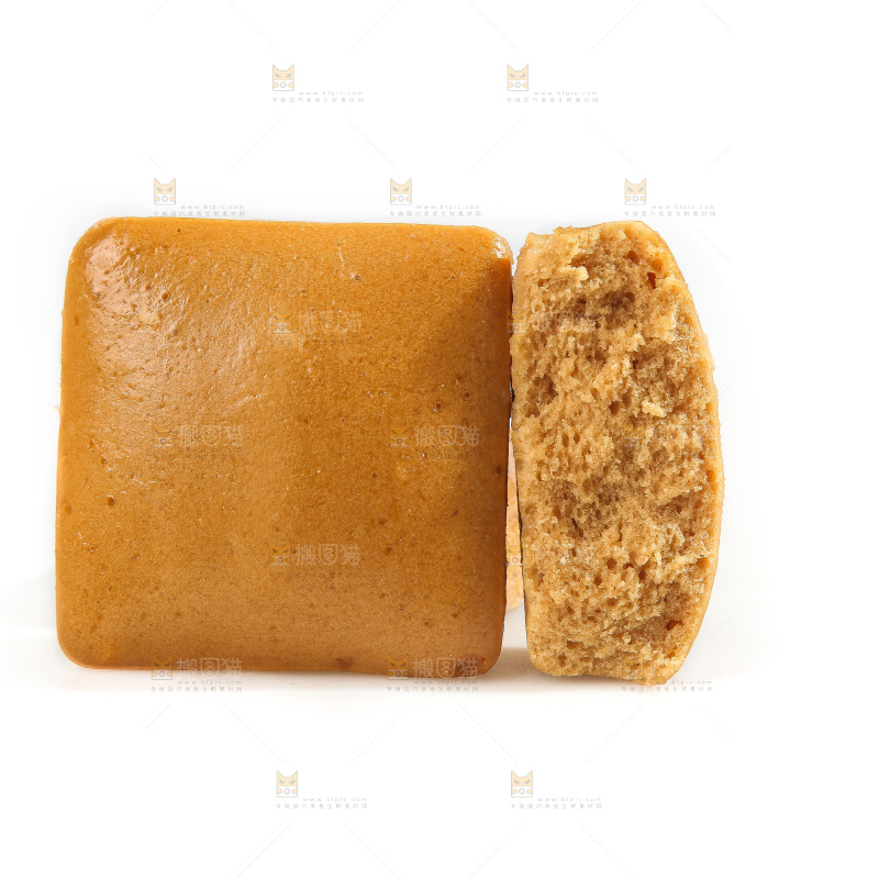 白底上的红糖蒸糕
