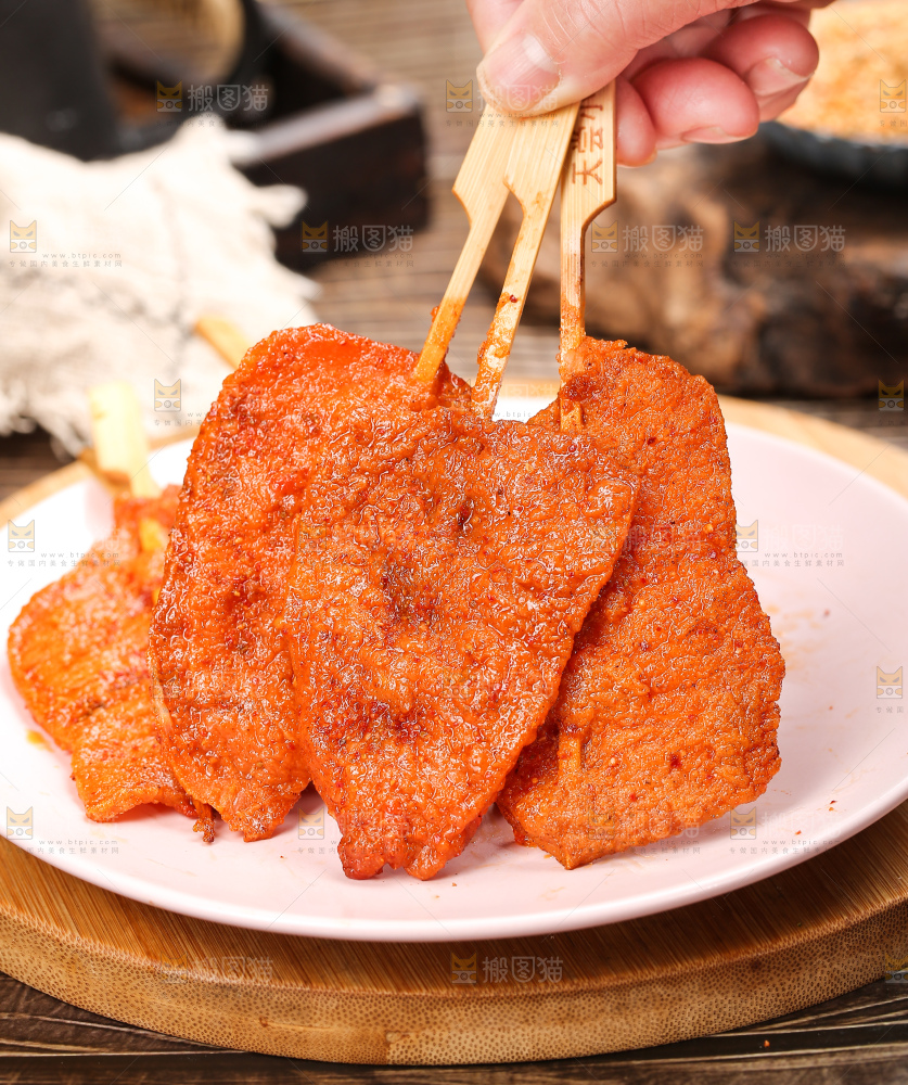 深底上的里脊肉串