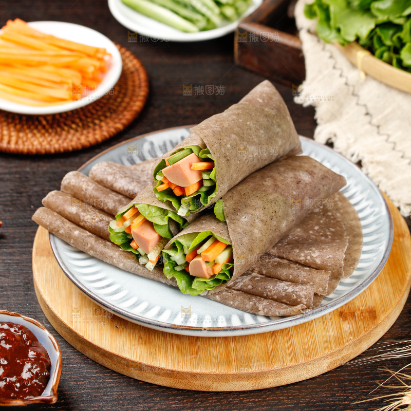 深底上的黑全麦卷饼