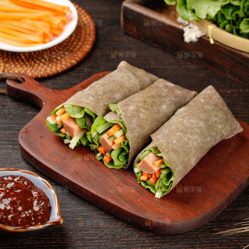 深底上的黑全麦卷饼