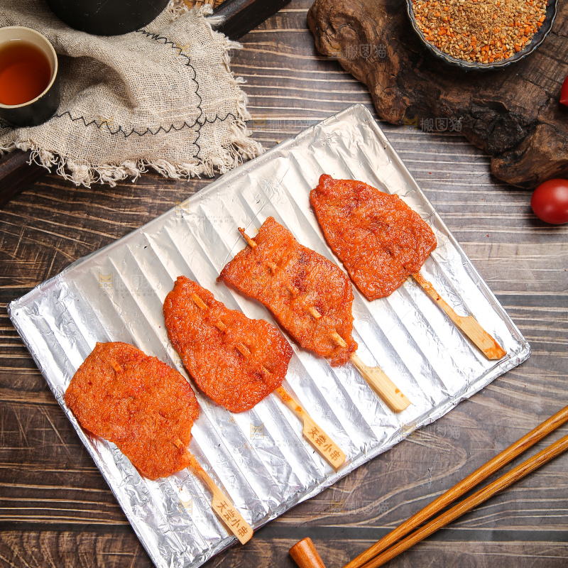 深底上的里脊肉串