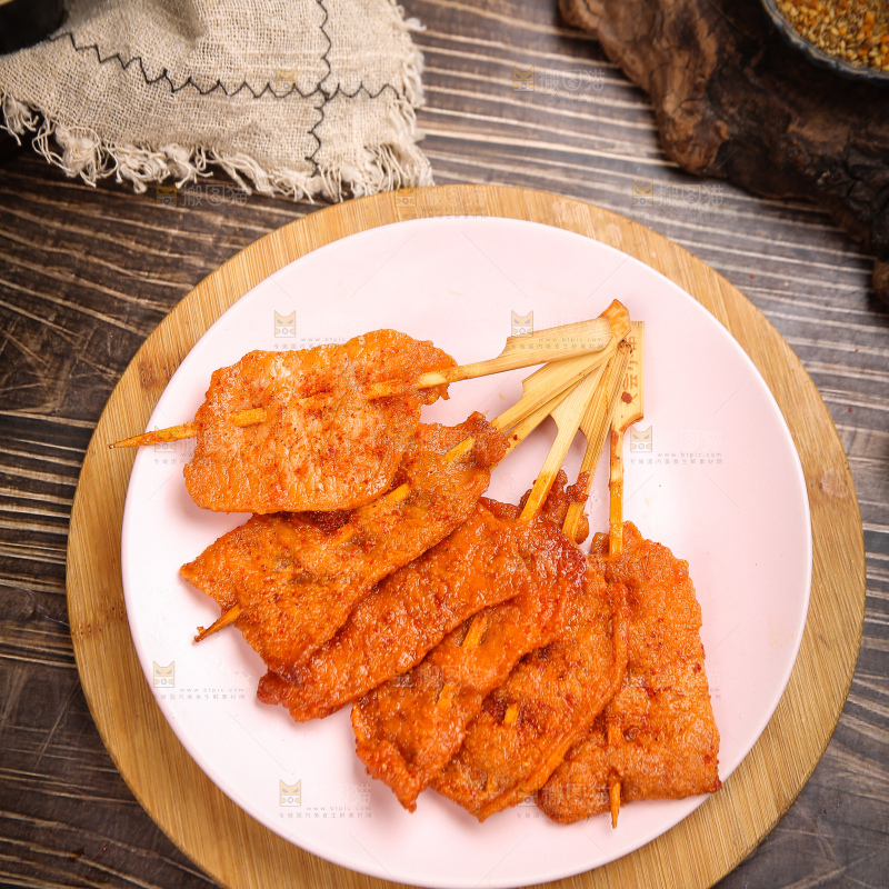 深底上的里脊肉串