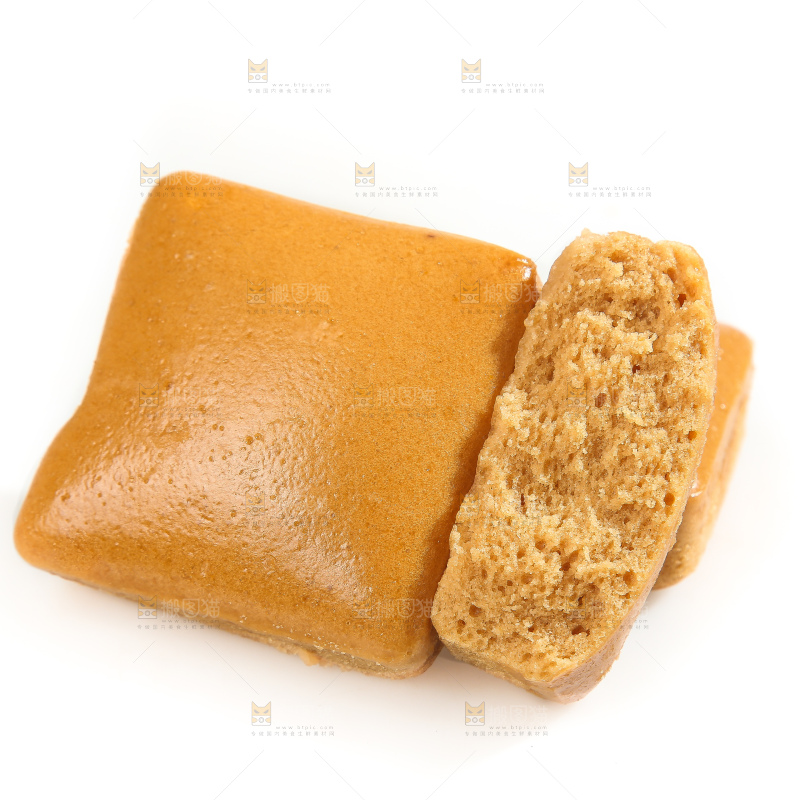 白底上的红糖蒸糕