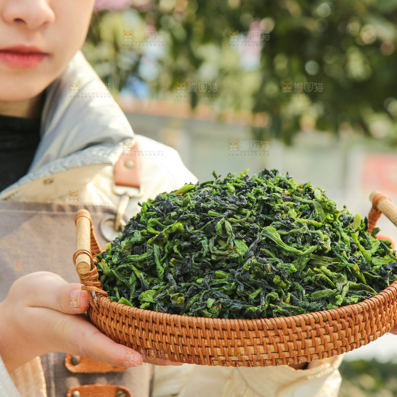 手里拿着青菜干