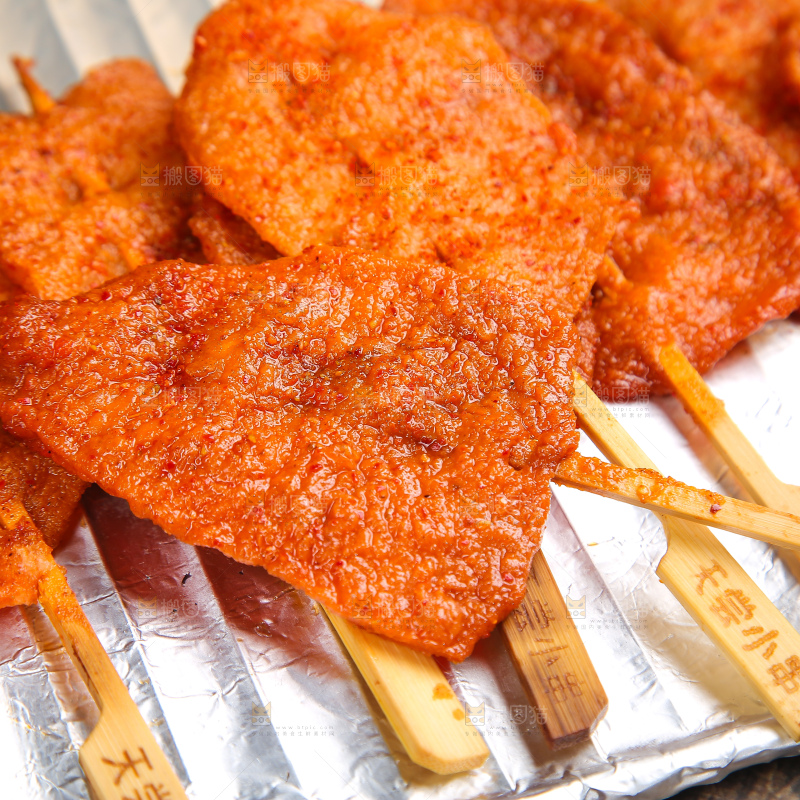 深底上的里脊肉串
