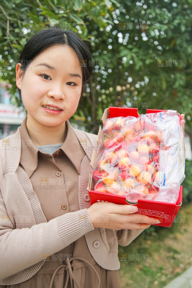 手里拿着黄金车厘子