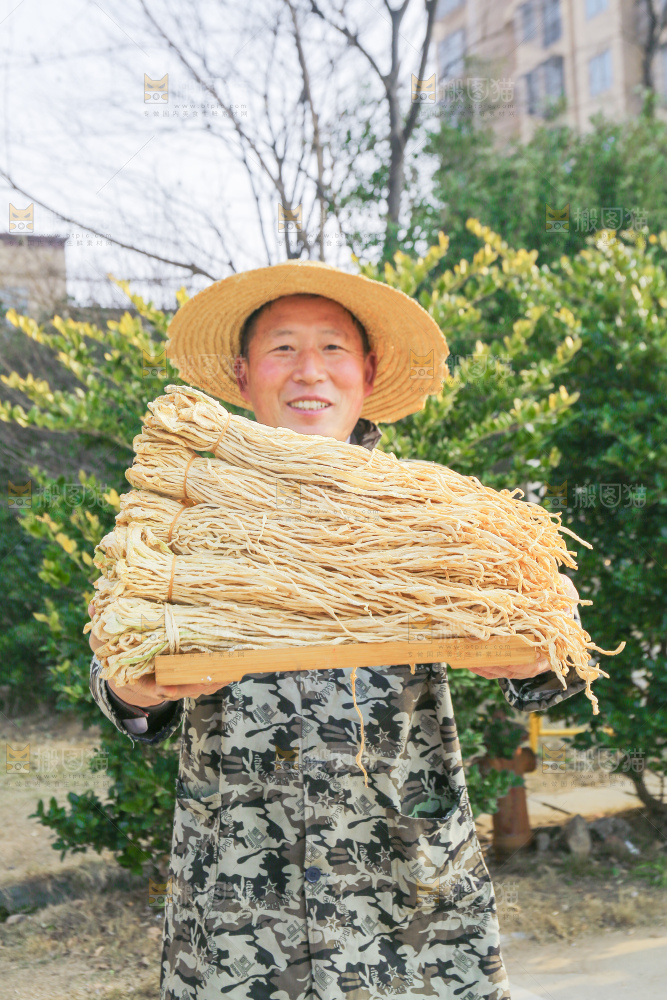 手里拿着干萝卜条