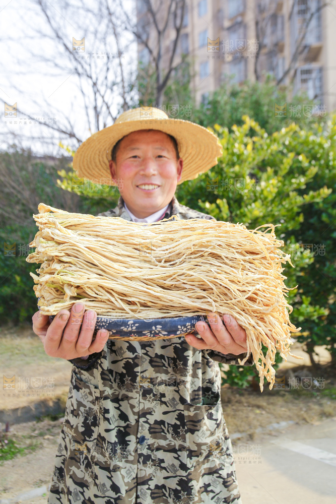手里拿着干萝卜条