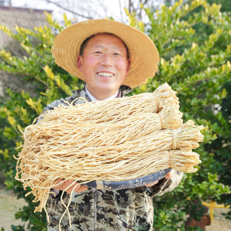 手里拿着干萝卜条