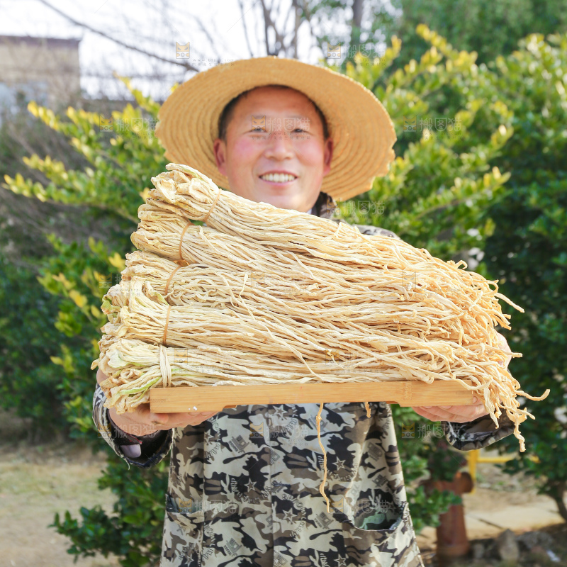 手里拿着干萝卜条