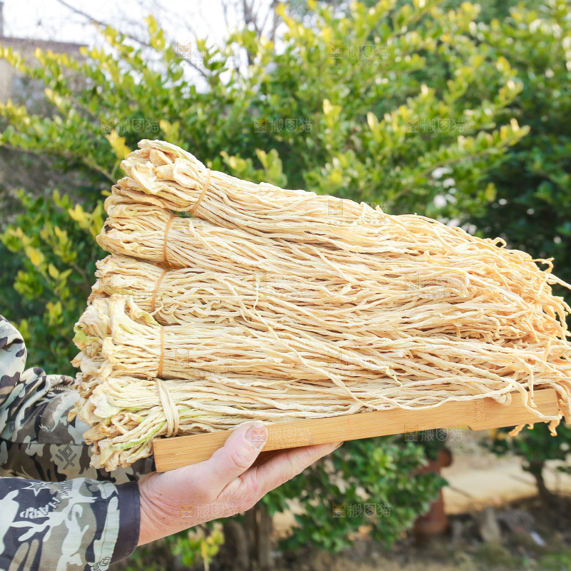手里拿着干萝卜条
