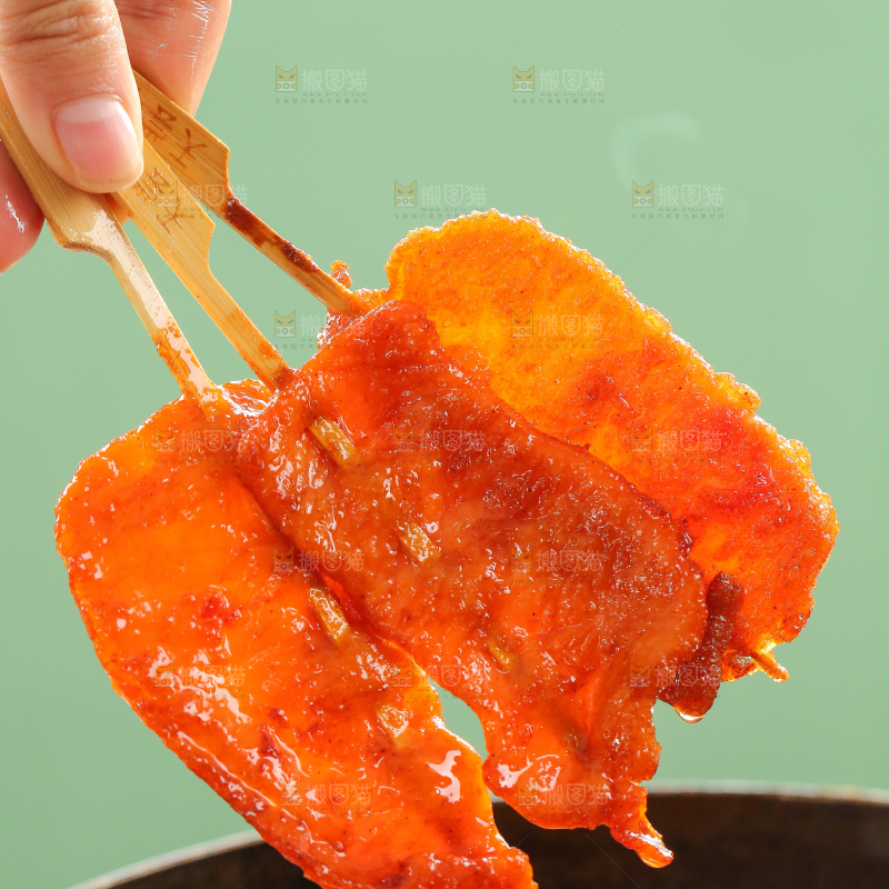 锅里炸着里脊肉串