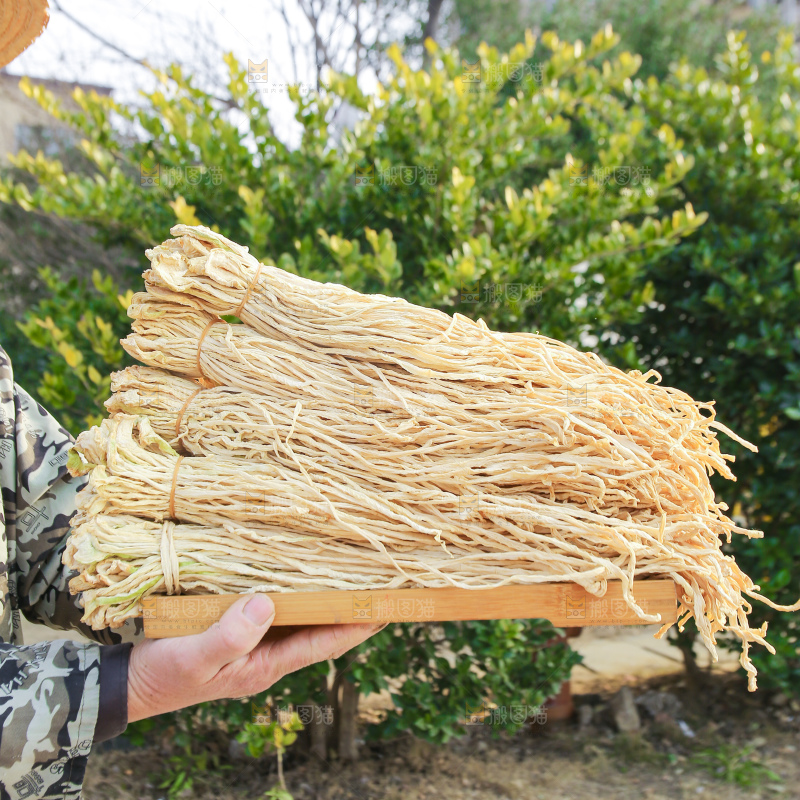 手里拿着干萝卜条