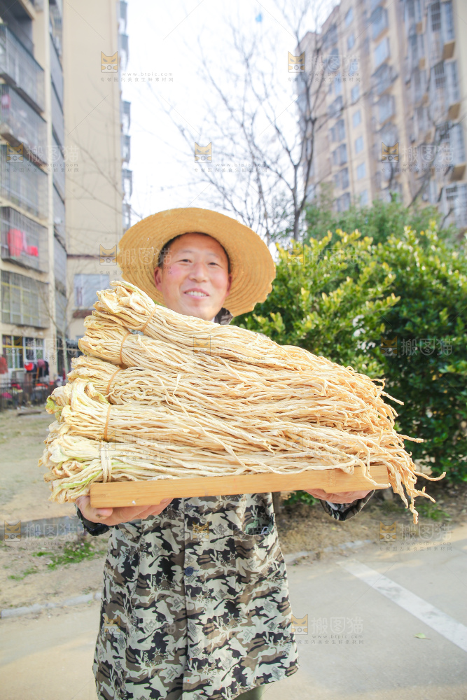 手里拿着干萝卜条