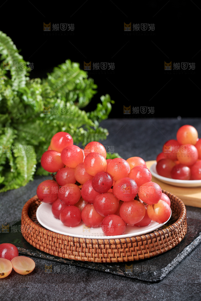 深底上的妮娜皇后葡萄