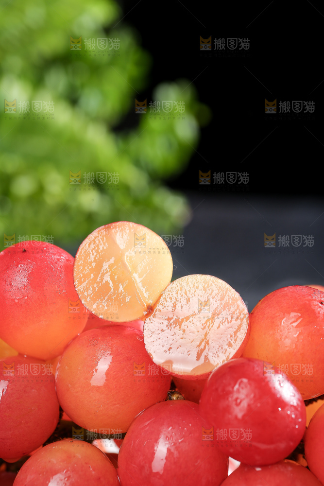 深底上的妮娜皇后葡萄