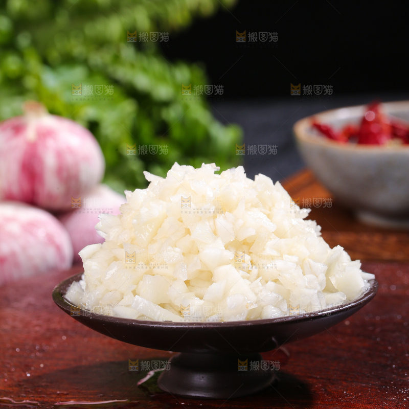 深底上的蒜末