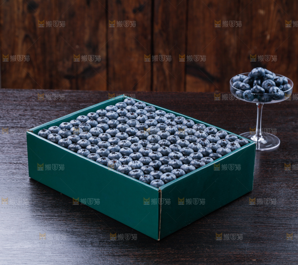 深底上的一盒蓝莓