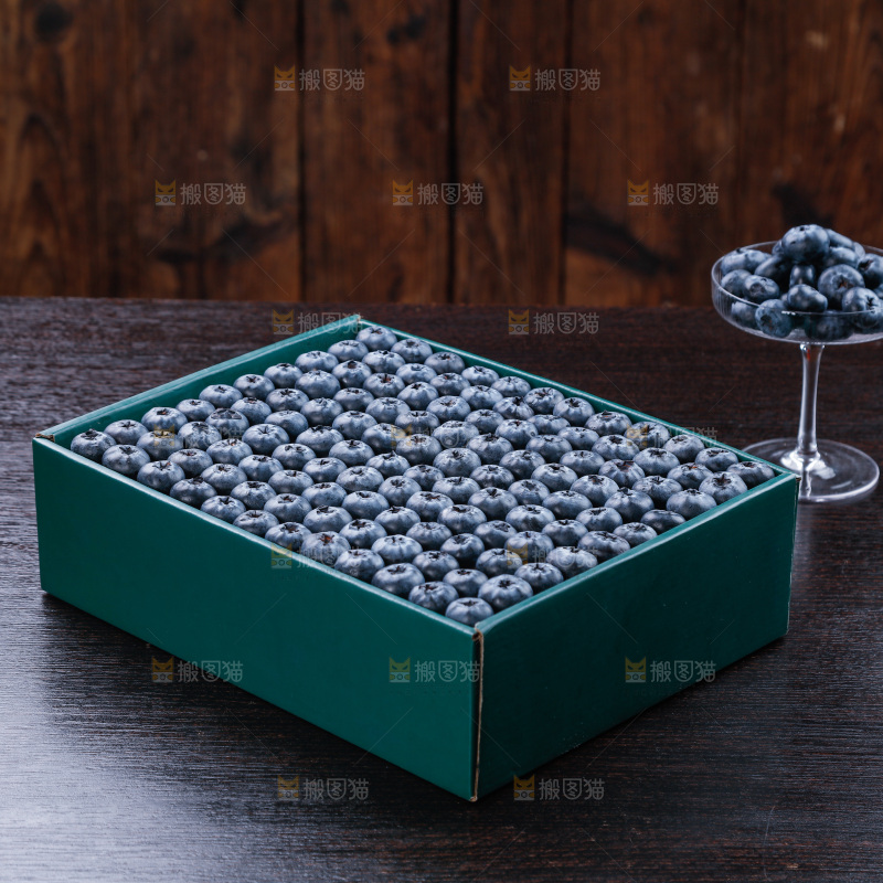 深底上的一盒蓝莓