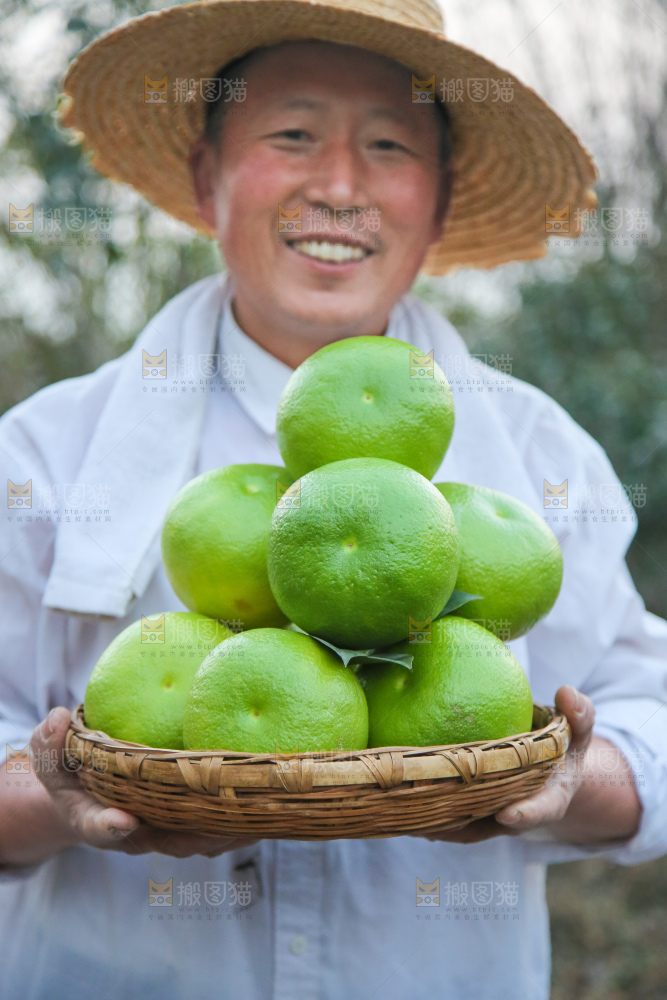 手里拿着青皮葡萄柚