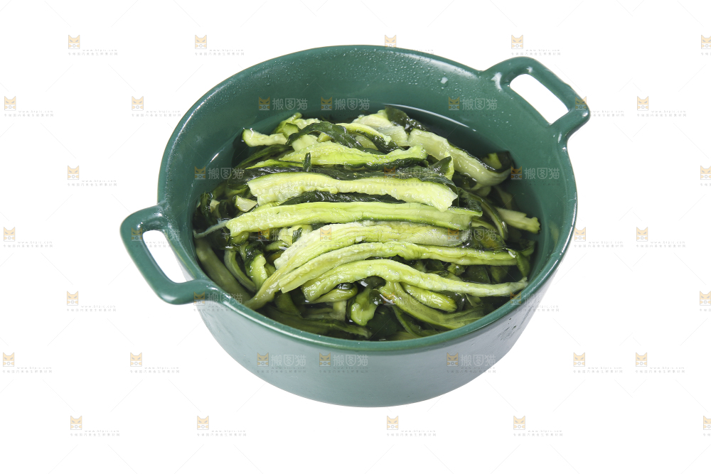 白底上的干黄瓜条