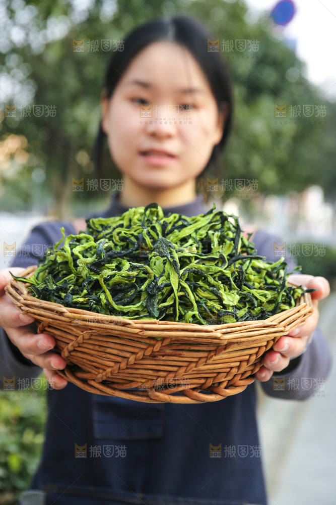 手里拿着干黄瓜条