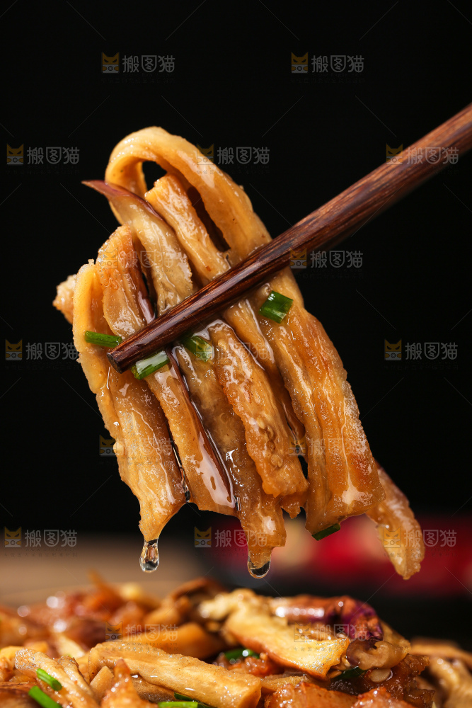盘子里的茄子干炒腊肉