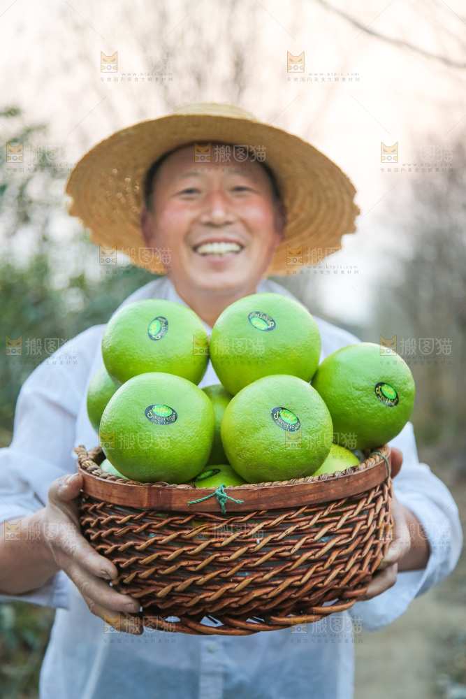 手里拿着青皮葡萄柚