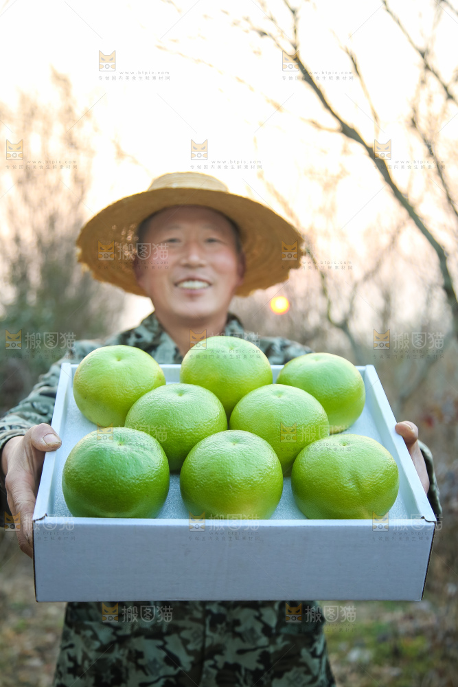 手里拿着青皮葡萄柚