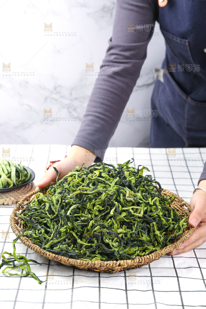 浅底上的干黄瓜条