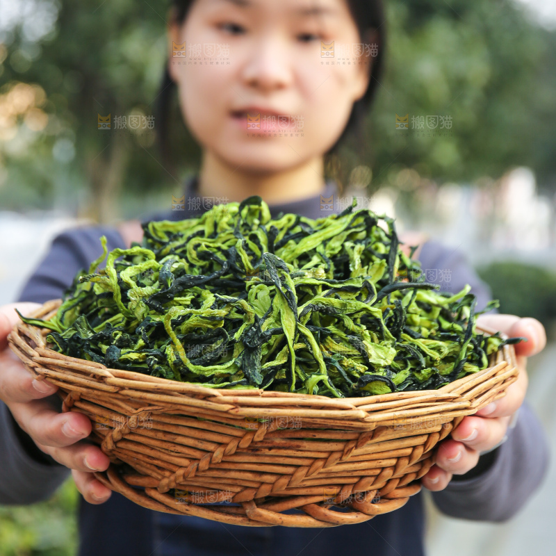 手里拿着干黄瓜条