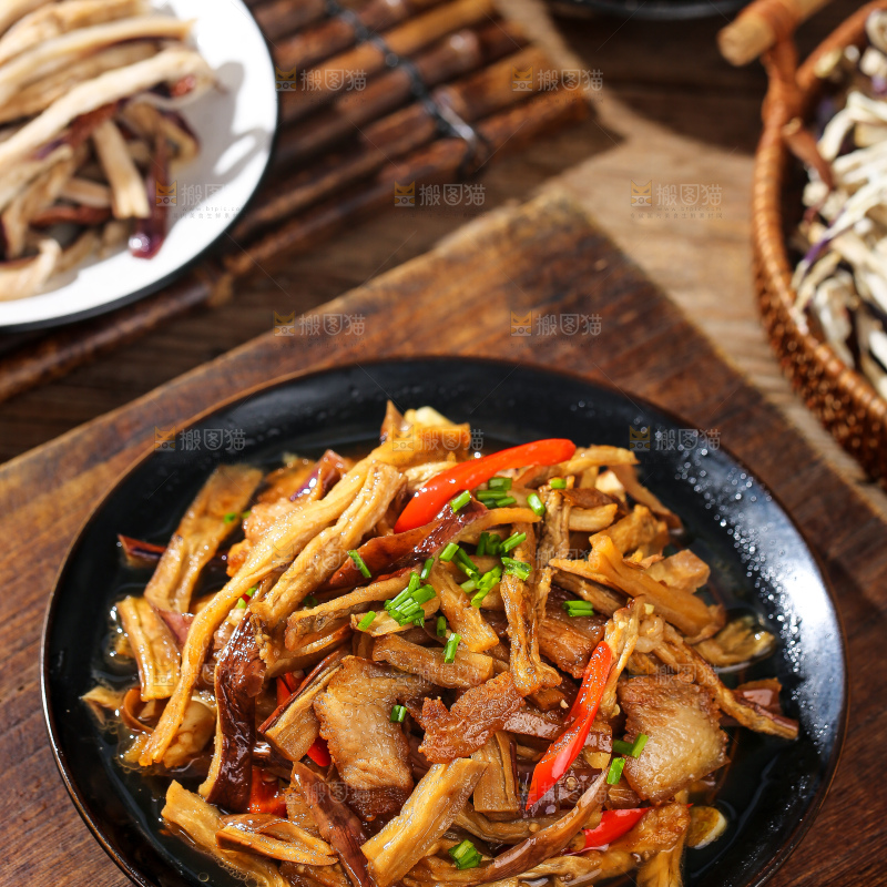 盘子里的茄子干炒腊肉