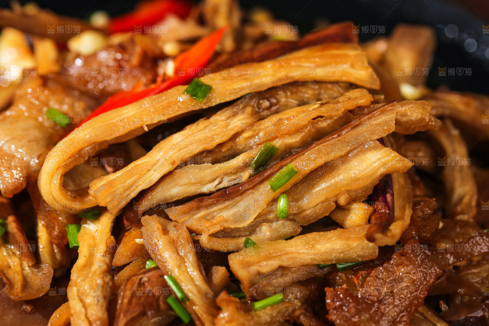 盘子里的茄子干炒腊肉