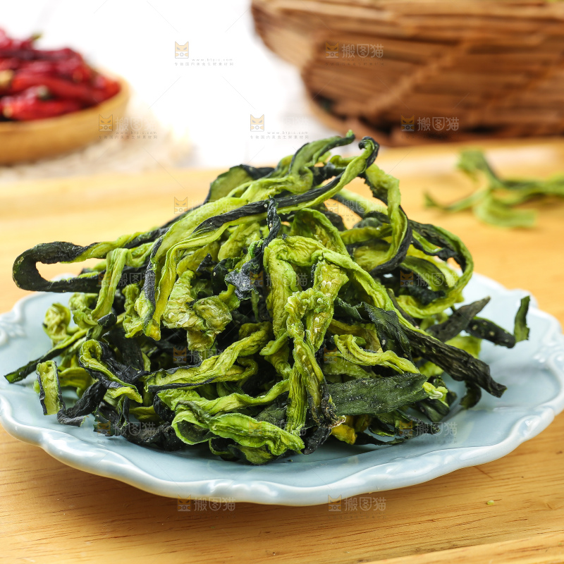 浅底上的干黄瓜条