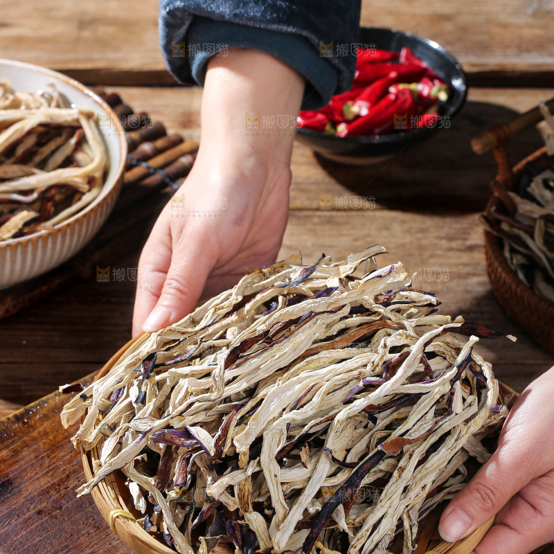 木底上的茄子干