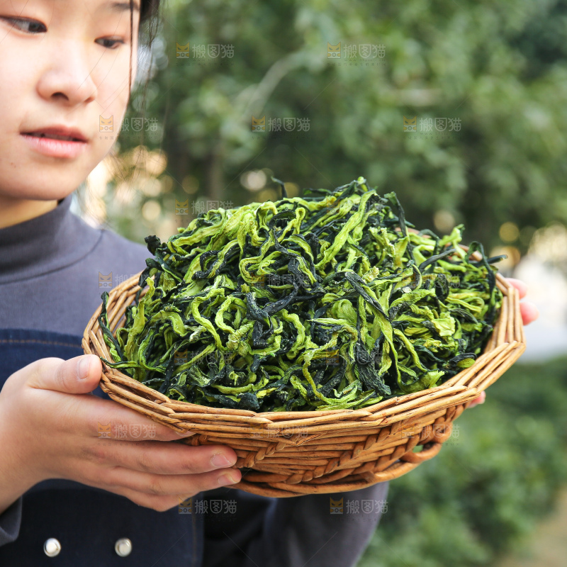 手里拿着干黄瓜条