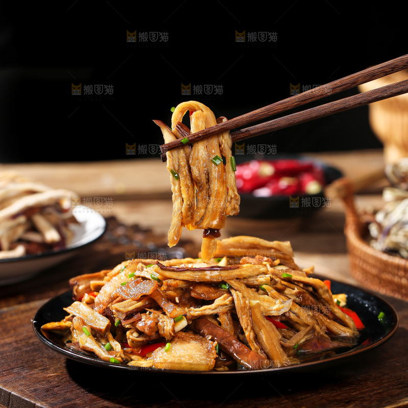 盘子里的茄子干炒腊肉
