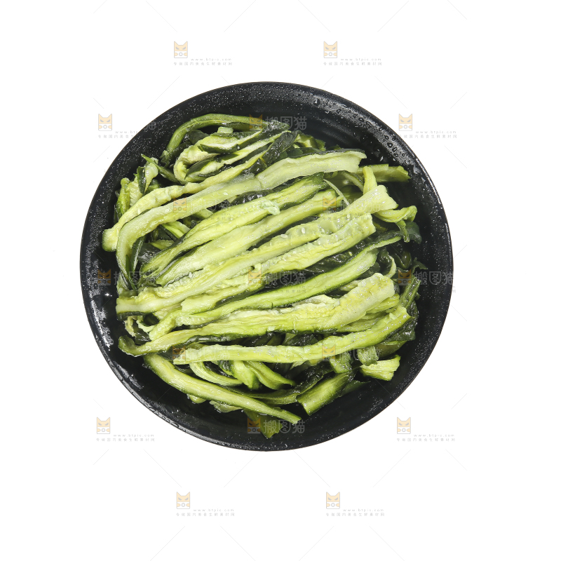 白底上的干黄瓜条