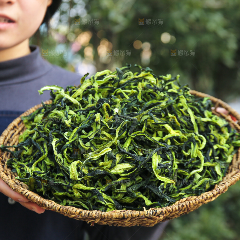 手里拿着干黄瓜条