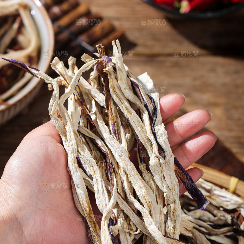 木底上的茄子干